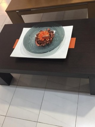 mesa de centro con detalle en cristal naranja