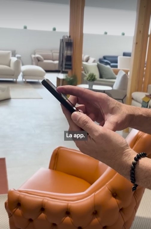 Sofá perfecto domotizado con control a través de app en el móvil